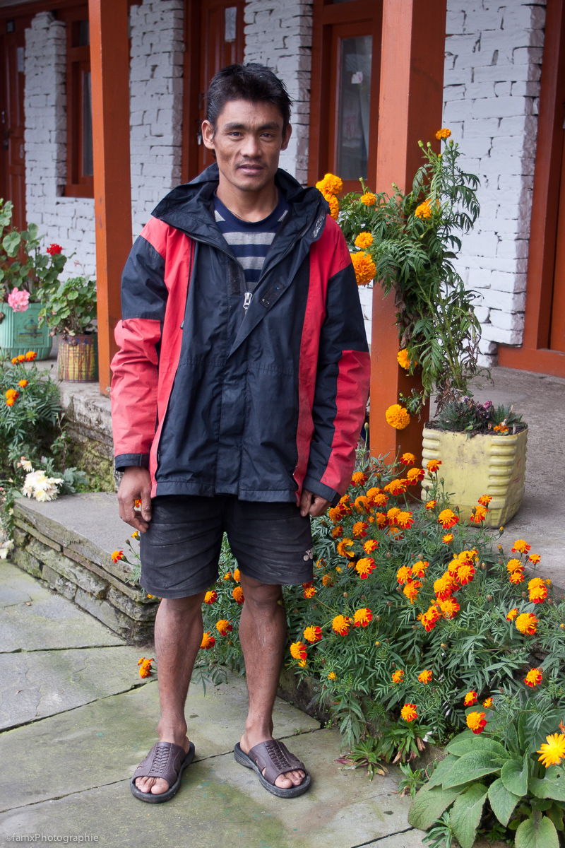 Chhomrong, Népal, Personnage, Sanctuaire des Annapurnas (Famx40dd11_5834)